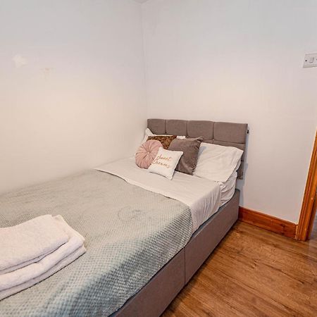 Beautiful 4 Bedrooms House, 7 Walk To Train Station Plumstead  Eksteriør billede