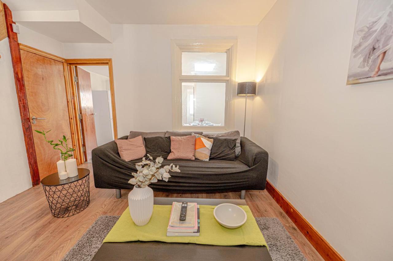 Beautiful 4 Bedrooms House, 7 Walk To Train Station Plumstead  Eksteriør billede