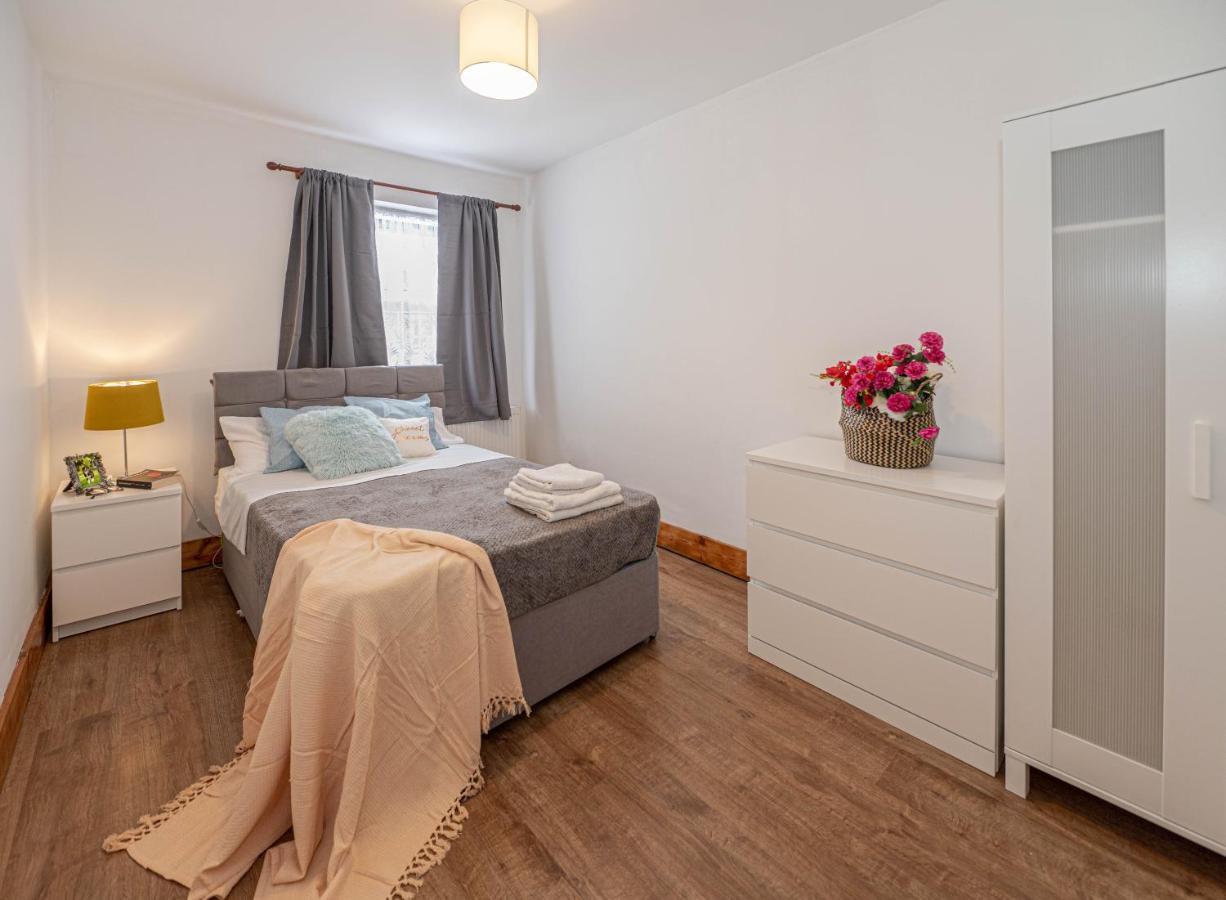 Beautiful 4 Bedrooms House, 7 Walk To Train Station Plumstead  Eksteriør billede