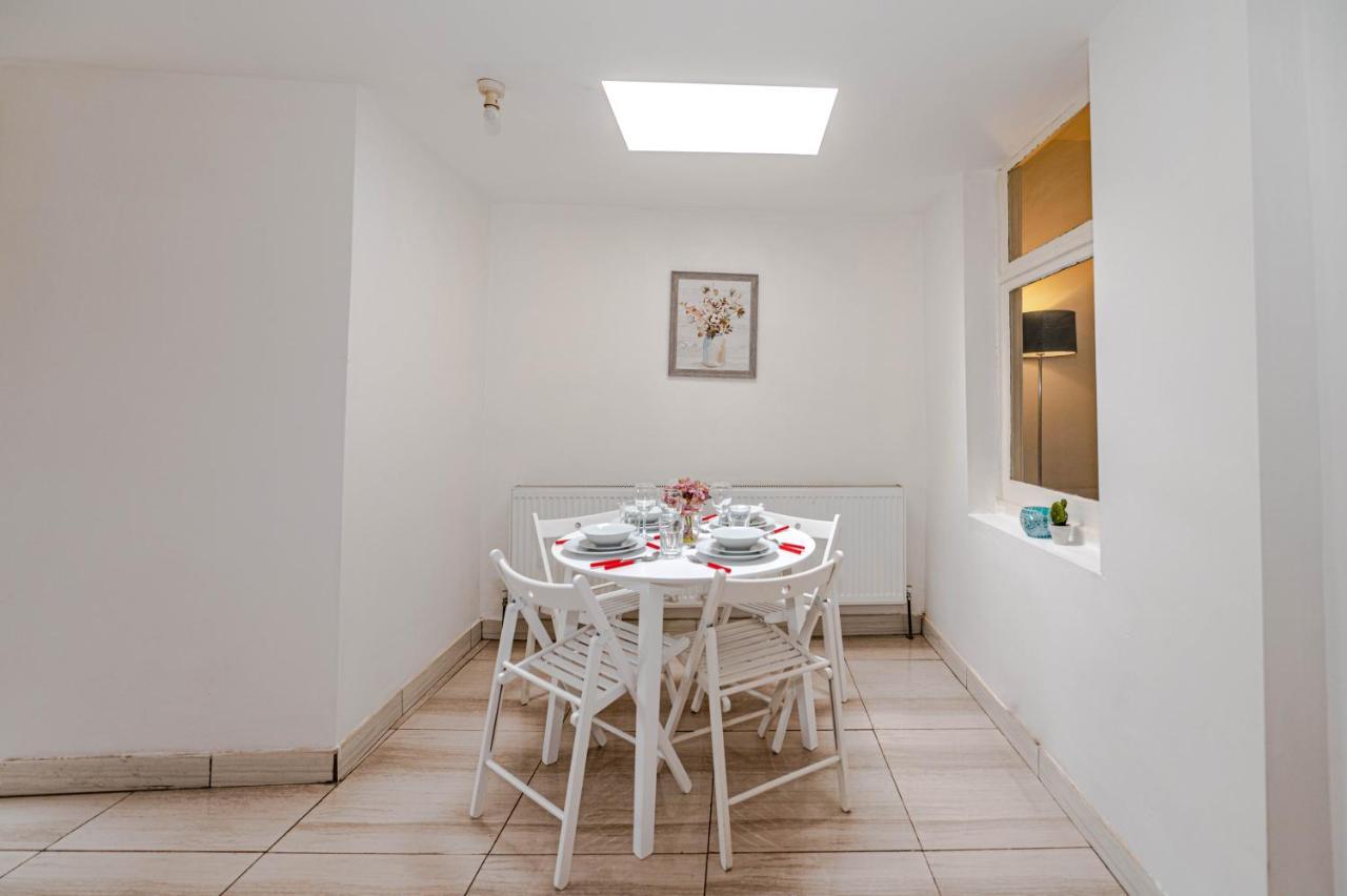 Beautiful 4 Bedrooms House, 7 Walk To Train Station Plumstead  Eksteriør billede