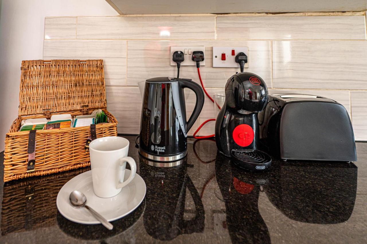 Beautiful 4 Bedrooms House, 7 Walk To Train Station Plumstead  Eksteriør billede