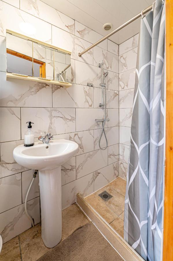 Beautiful 4 Bedrooms House, 7 Walk To Train Station Plumstead  Eksteriør billede