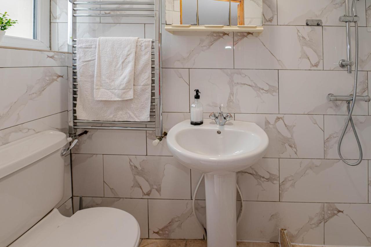 Beautiful 4 Bedrooms House, 7 Walk To Train Station Plumstead  Eksteriør billede