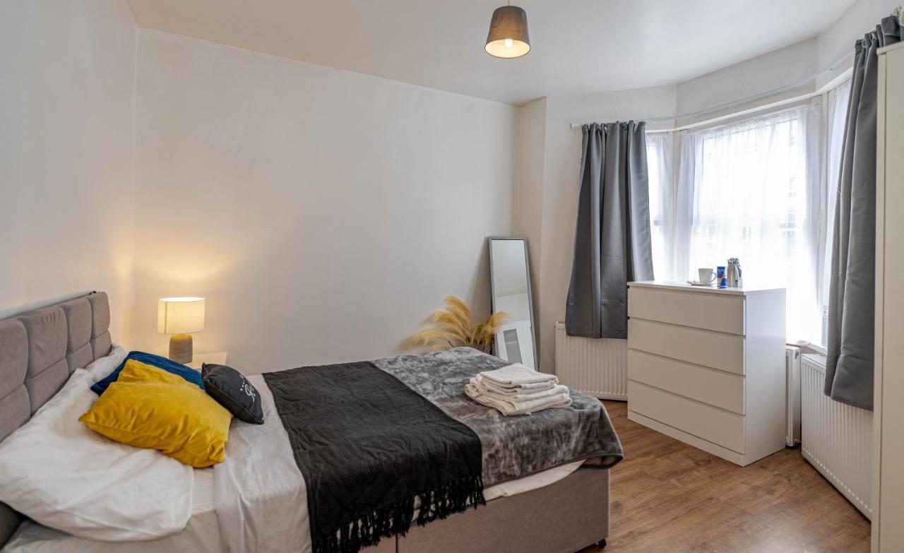 Beautiful 4 Bedrooms House, 7 Walk To Train Station Plumstead  Eksteriør billede
