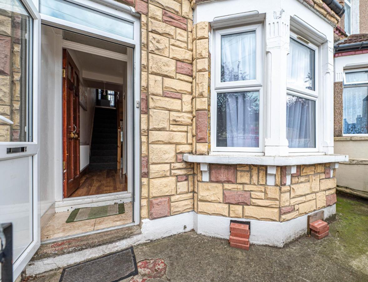 Beautiful 4 Bedrooms House, 7 Walk To Train Station Plumstead  Eksteriør billede