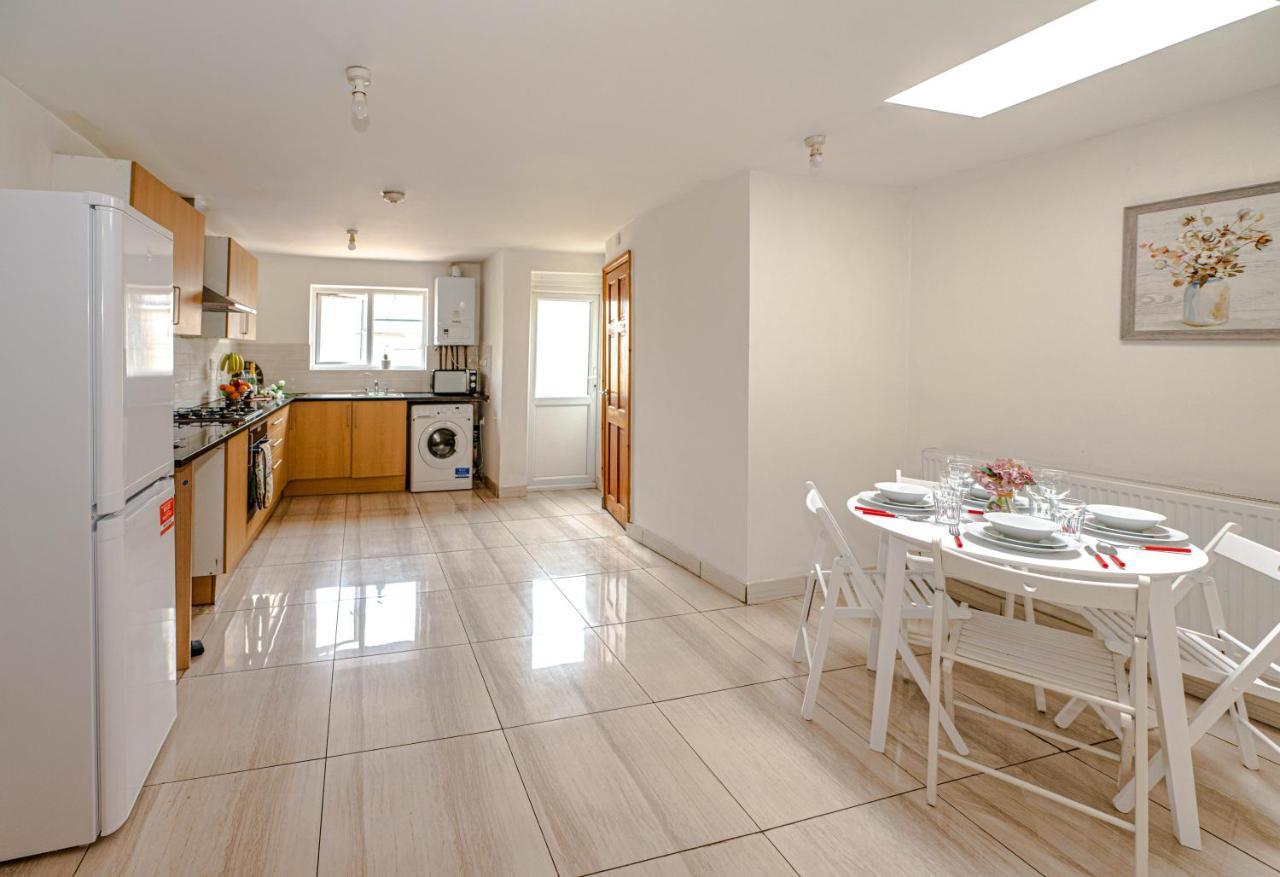 Beautiful 4 Bedrooms House, 7 Walk To Train Station Plumstead  Eksteriør billede