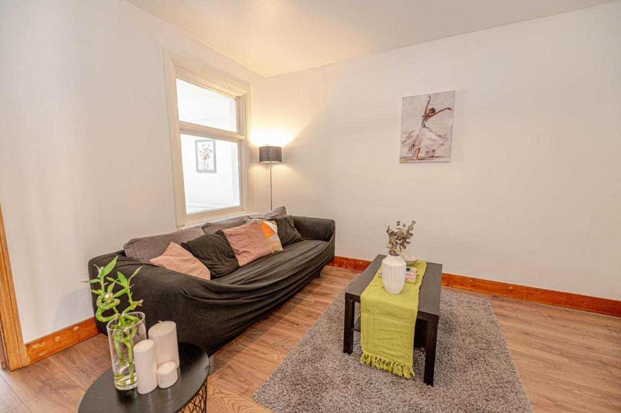 Beautiful 4 Bedrooms House, 7 Walk To Train Station Plumstead  Eksteriør billede
