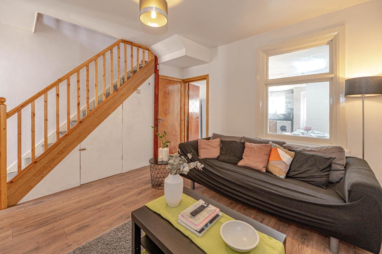 Beautiful 4 Bedrooms House, 7 Walk To Train Station Plumstead  Eksteriør billede