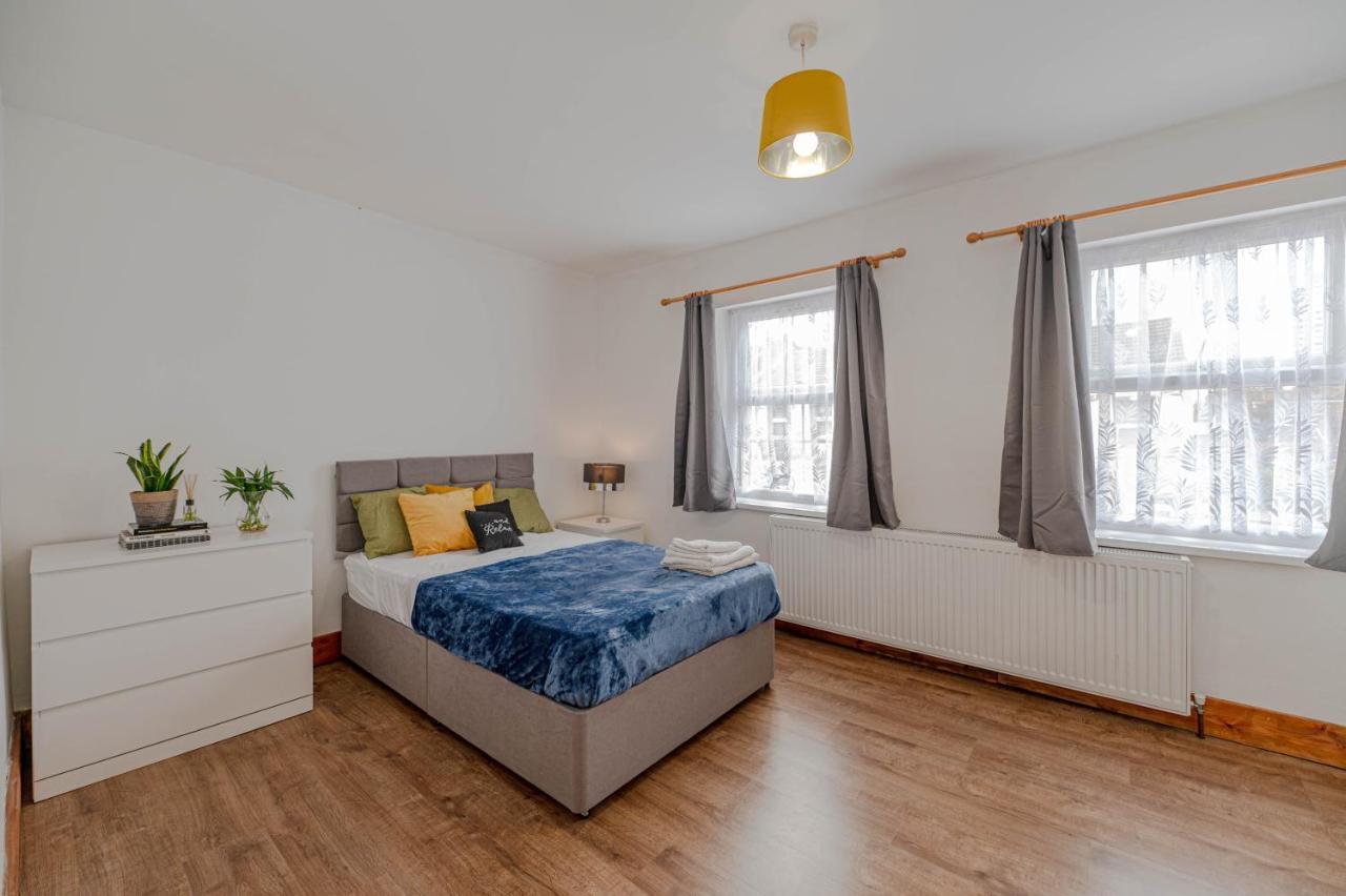 Beautiful 4 Bedrooms House, 7 Walk To Train Station Plumstead  Eksteriør billede