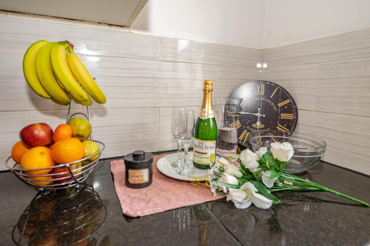 Beautiful 4 Bedrooms House, 7 Walk To Train Station Plumstead  Eksteriør billede