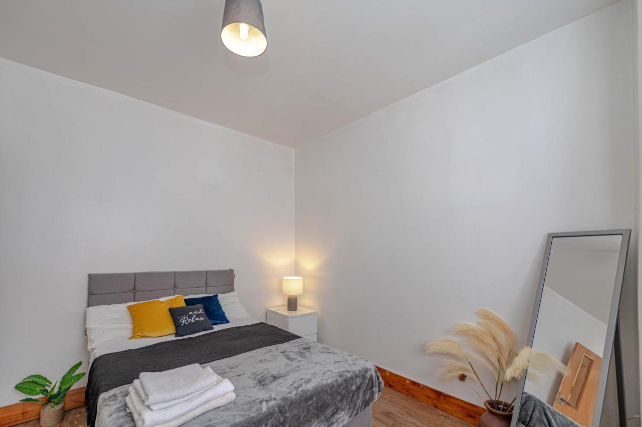 Beautiful 4 Bedrooms House, 7 Walk To Train Station Plumstead  Eksteriør billede