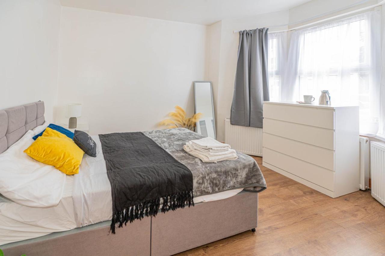 Beautiful 4 Bedrooms House, 7 Walk To Train Station Plumstead  Eksteriør billede