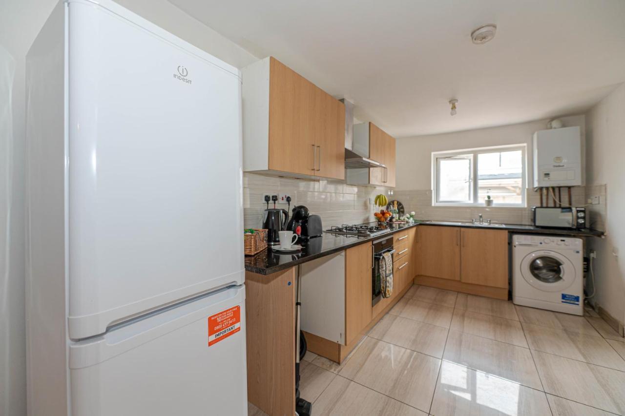 Beautiful 4 Bedrooms House, 7 Walk To Train Station Plumstead  Eksteriør billede